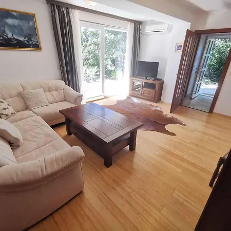 In 27284 Apartment