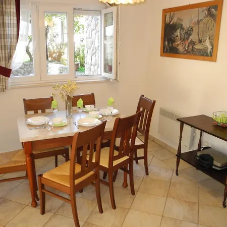 In 27284 Apartment Selce